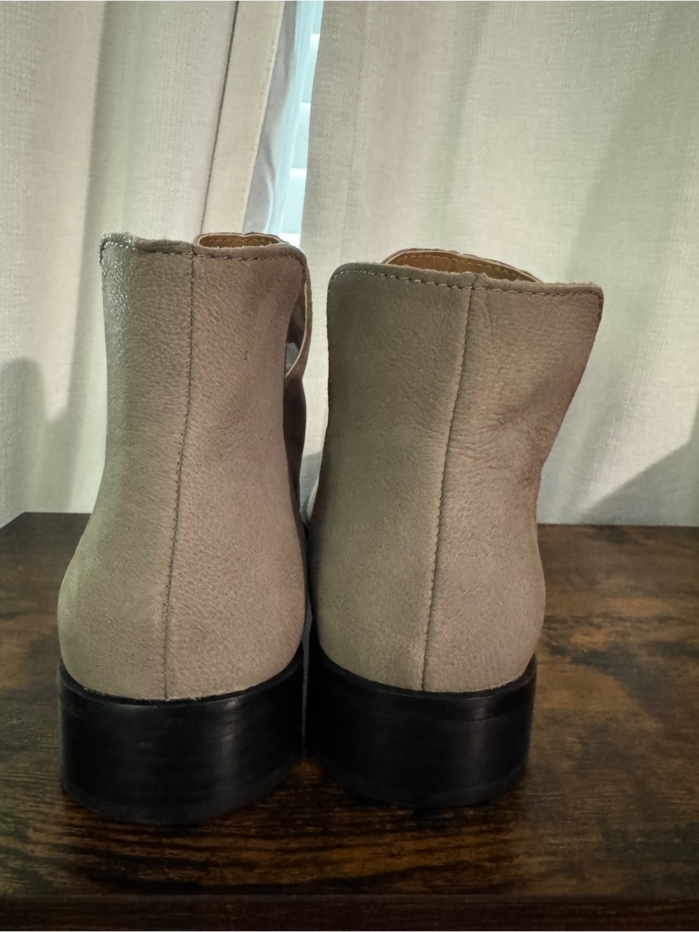Lucky Brand Women's 8 Paramo Leather Taupe/Gray V-Cut Leather Suede Ankle Bootie - Picture 6 of 12